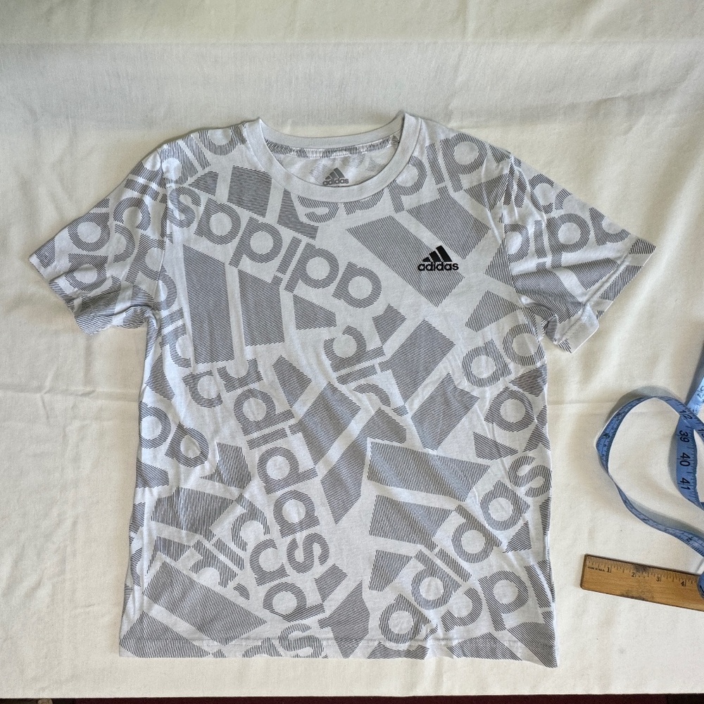 Adidas logo graphic Cotton/Poly blend t-shirt Boys Medium